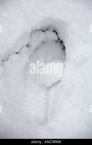 einzigen tiefen Schritt Fußabdruck in schweren Schneewehe Stockfoto