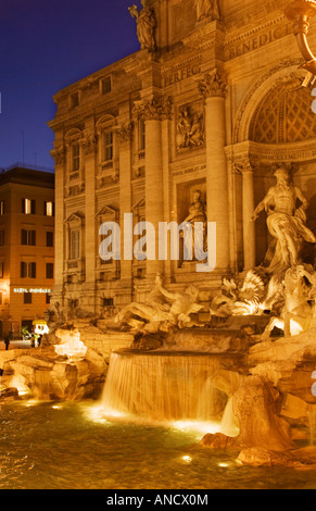 Der Trevi-Brunnen in Rom Italien bei Dämmerung oder in der Dämmerung Stockfoto