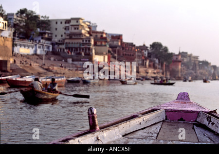 Blick auf den Ghats von einem Ruderboot auf dem Fluss Ganges, Varanasi, Indien Stockfoto