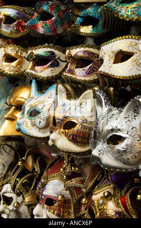 Karnevalsmasken auf dem Display im italienischen Markt in Venedig, Italien Stockfoto