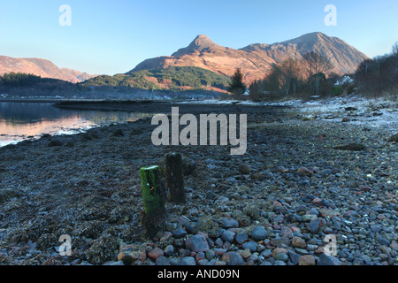 Die Pap von Glencoe im Winter vom frostigen Ufer des Loch Leven Glencoe Schottland Stockfoto