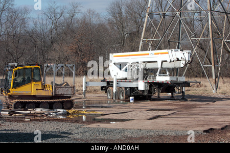 Eine elektrische Energie Versorgungsunternehmens Hochspannung macht Linie Arbeit vor Ort. Stockfoto