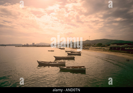 Angelboote/Fischerboote friedlich vor Anker in Puerto la Cruz, Venezuela Stockfoto