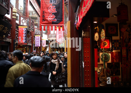 Shopper in s Yuyuan Bazar in Shanghai Shanghai China Stockfoto