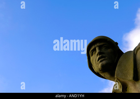 deutscher Soldat Wehrmacht Infanntryman Stein Zweiter Weltkrieg Gedenkstätte gefallene Mensch männlichen Deutsch Geschichte Erbe sterben redaktionelle blau Stockfoto