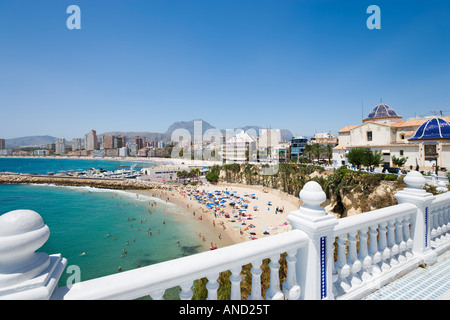 Blick auf Playa del Mal Pas und Playa de Poniente vom Placa del Castell, Old Town, Benidorm, Costa Blanca, Spanien Stockfoto