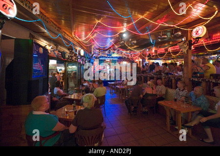 Unterhaltung im Saloon auf Calle Gerona in der Nacht, Ortszentrum, Benidorm, Costa Blanca, Spanien Stockfoto