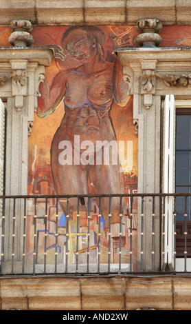 Allegorische gemalte Figur an der Fassade der Casa De La Panaderia, Plaza Mayor, Madrid, Spanien. Stockfoto