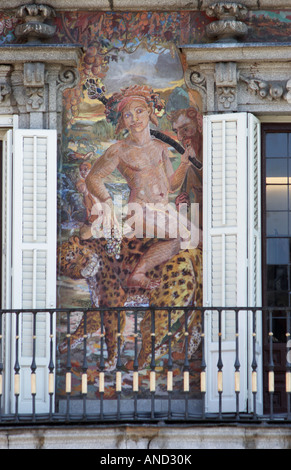 Allegorische gemalte Figur an der Fassade der Casa De La Panaderia, Plaza Mayor, Madrid, Spanien. Stockfoto