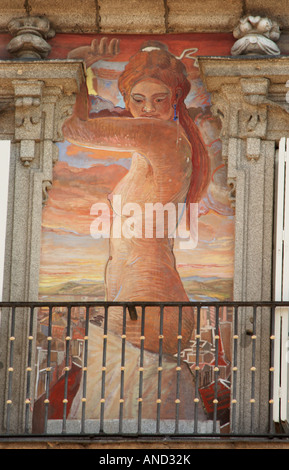 Allegorische gemalte Figur an der Fassade der Casa De La Panaderia, Plaza Mayor, Madrid, Spanien. Stockfoto