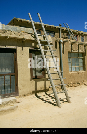 Einen Überblick über 1000-jährigen Gebäude aus Stein und Lehm auf einem Tafelberg bekannt als Acoma Pueblo Stockfoto