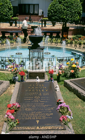 Ein Blick auf das Grab von Elvis Presley in der Nähe seiner Mutter s Grab in Graceland Presely s Memphis Mansion und zu Hause Stockfoto