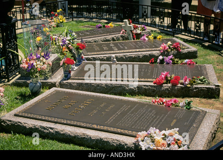 Ein Blick auf das Grab von Elvis Presley in der Nähe seiner Mutter s Grab in Graceland Presely s Memphis Mansion und zu Hause Stockfoto