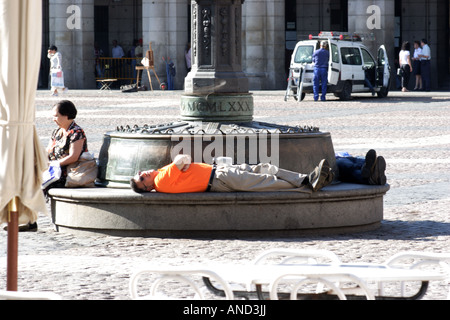 Mann schlafend oder ruhend auf der Plaza Mayor, Madrid, Spanien Stockfoto