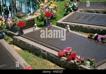 Ein Blick auf das Grab von Elvis Presley in der Nähe seiner Mutter s Grab in Graceland Presely s Memphis Mansion und zu Hause Stockfoto