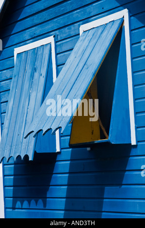 Eine Nahaufnahme von blauen Fensterläden aus Holz auf einem Haus, Carriacou, Westindien, Caribbean Stockfoto