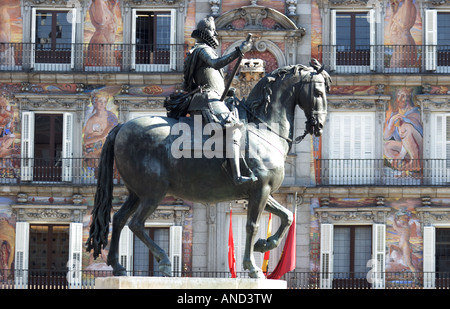 Reiterstandbild von Philipp III, Plaza Mayor, ein beliebtes Ziel für Touristen, Madrid, Spanien. Stockfoto