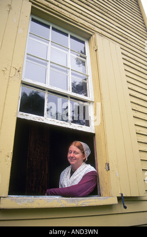 Eine Frau, gekleidet in traditionellen Shaker Kleidung an einem Fenster in den Shaker Village in Pleasant Hill Stockfoto