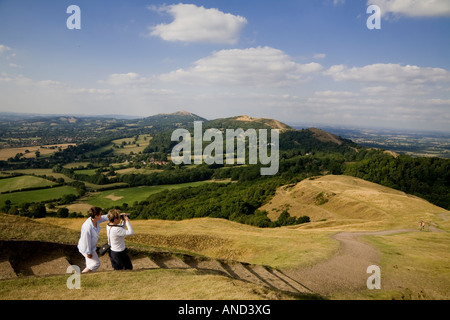 ZWEI FRAUEN IM BLICK VOM BRITISCHEN LAGER AUF DIE MALVERN HILLS WORCESTERSHIRE ENGLAND UK Stockfoto