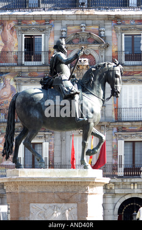 Reiterstandbild von Philipp III, Plaza Mayor, ein beliebtes Ziel für Touristen, Madrid, Spanien. Stockfoto