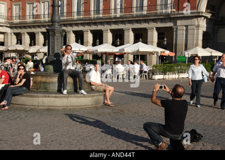 Touristen nehmen Urlaub fängt an der historischen Plaza Mayor, ein beliebtes Ziel für Touristen, Madrid. Stockfoto