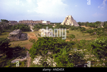 Die wichtigsten Steinpyramide und andere Strukturen des zerstörten Maya-Uxmal in der Nähe von Merida Stockfoto