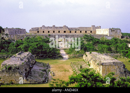 Die antiken Ballspielplatz und andere Strukturen und Pyramiden von Uxmal Maya-Ruinenstadt in der Nähe von Merida Stockfoto