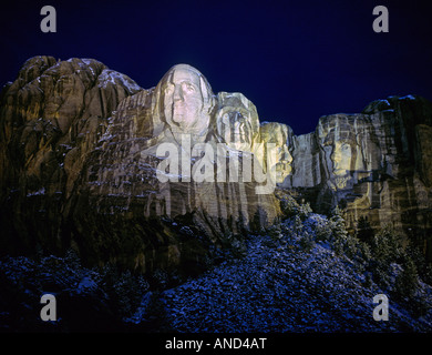 Regen und Schneeschmelze Streifen die riesigen steinernen Gesichter am Mount Rushmore National Memorial in der Nähe von Rapid City, South Dakota Stockfoto