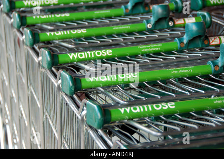 Einkaufen Trollies außerhalb ein Waitrose-Supermarkt, UK Stockfoto