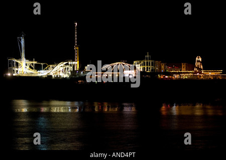 Die hellen Lichter der Brighton Pier im Bild am frühen Abend Madeira Drive, Brighton, East Sussex, Großbritannien. Stockfoto