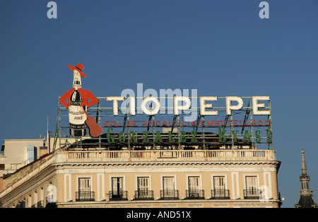 Berühmte Tio Pepe-Schild am Puerta del Sol, Madrid, Spanien Stockfoto