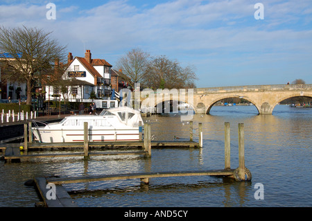 Boot vor Anker am Fluss an der Henley, UK Stockfoto