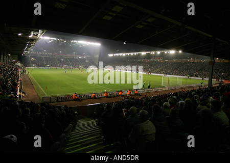 Pittodrie Stadium, Heimat von Aberdeen Football Club, gesehen leuchtet während einer Nacht-Spiel Stockfoto