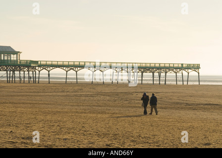 Walking am Strand, Lytham St Annes Stockfoto
