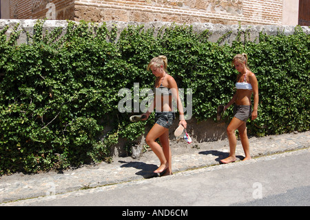 Zwei Frauen gehen zusammen in einem Wasser Graben Alhambra-Palast Stockfoto