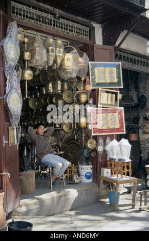 Junge Bewachung Shop bei Bronze Silber Souk Place Seffarine Kairaouine Viertel Medina Fes Marokko Stockfoto