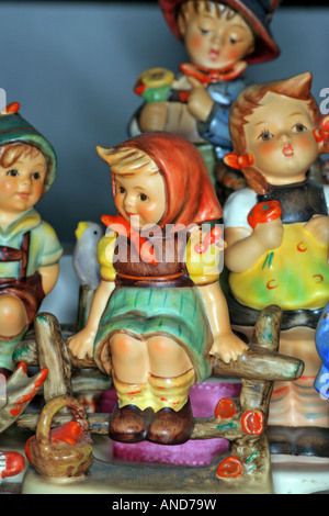 Authentische traditionelle Goebel m.i. Hummel Figuren Detail Figur namens "Mamas Liebling" und "nur Ruhe" datiert 1999 Deutschland Stockfoto