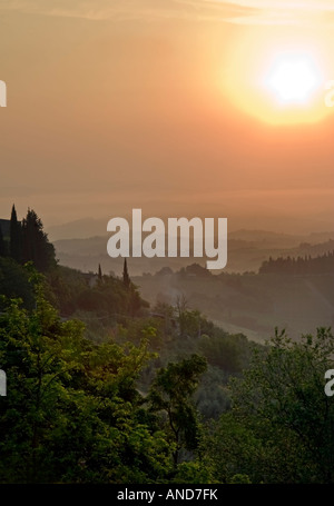 Sonnenaufgang von San Gimignano, Toskana, Italien. Blick über die typisch toskanische Landschaft. Stockfoto