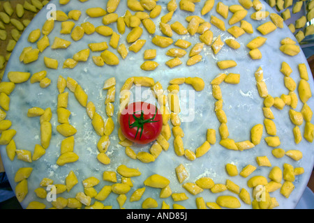 hausgemachte Gnocchi in einer Tabelle angezeigt Stockfoto