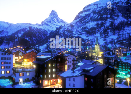 Schweiz Zermatt Ansicht der Stadt in der Dämmerung mit dem Matterhorn Stockfoto