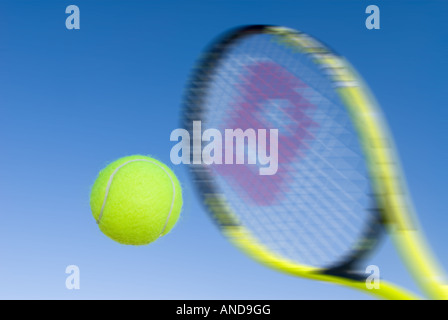 Ein Bild der Darstellung des Konzepts der Tennis einschließlich der Schläger Hofbällen und blau im freien Stockfoto