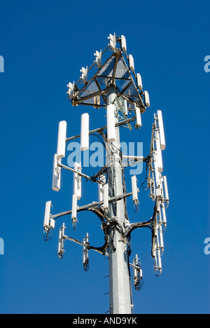 Brandneue zellulären Sendemast vor einem großen blauen Himmel Stockfoto