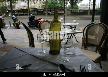 Französischen Café, Le Montebello, die typischen Küche in Paris bedient Stockfoto