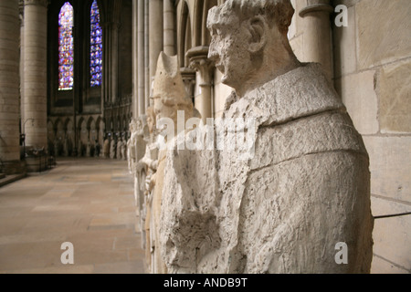Statue der Heiligen in der Kathedrale von Rouen Stockfoto