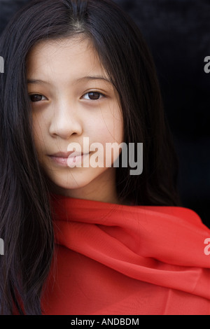 Orientalische Mädchen mit roten Schal Porträt Stockfoto