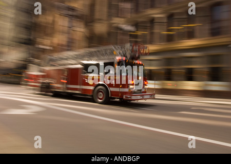 EIN FEUERWEHRAUTO IN BEWEGUNG WEITER WEG ZUM FEUER Stockfoto