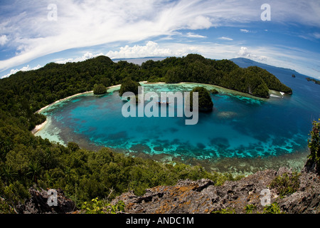 Luftbild von Raja Ampat Kalksteininseln und Bugis Schoner Uranie Insel Raja Ampat Papua Indonesien Pazifik Stockfoto