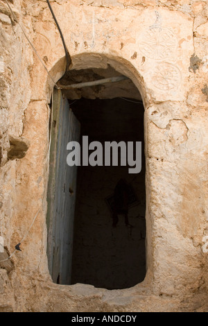 Tarmeisa, Libyen.  Moschee-Eingang in Berber Stein Wüstung in der Jebel Nafusa. Stockfoto