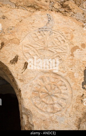 Tarmeisa, Libyen. Byzantinische Symbole über Moschee-Eingang in Berber Stein Wüstung in der Jebel Nafusa. Stockfoto