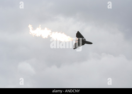 RAAF F-111 zeigt auf einer Flugschau und macht einen Müllabfall und brennen, entlädt Kraftstoff, der durch seine Motor-Nachbrenner angezündet wird Stockfoto